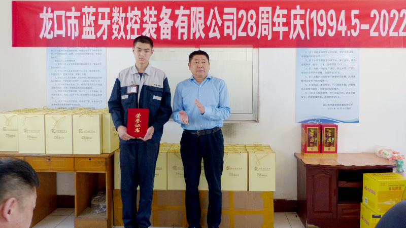 獲得“合理新人獎(jiǎng)”榮譽(yù)稱號(hào)的實(shí)習(xí)生—陳冰