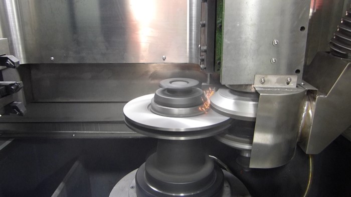 剎車(chē)盤(pán)車(chē)磨一體機(jī)磨削剎車(chē)盤(pán)