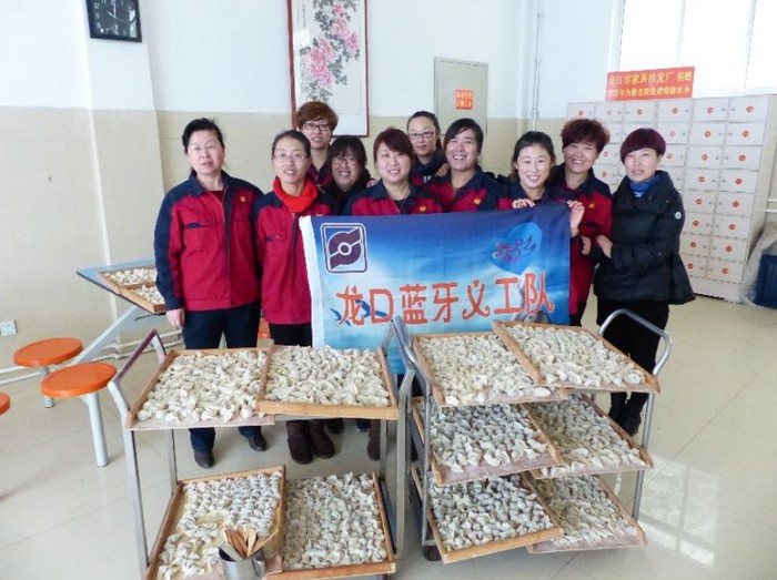 重陽節(jié)去敬老院為老人包餃子