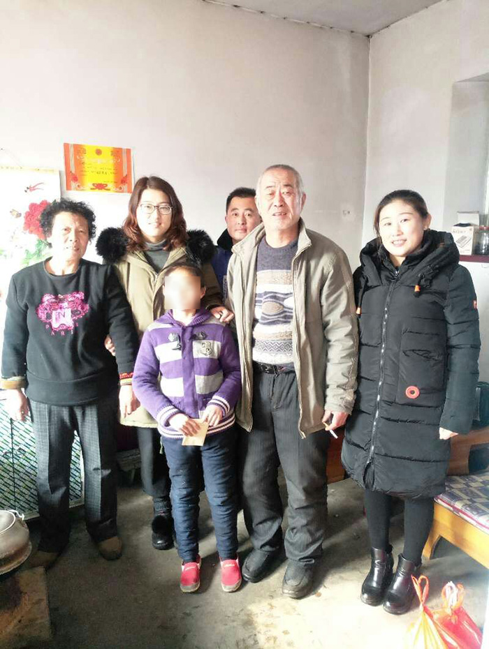 妤心已經(jīng)上學(xué)，且恢復(fù)狀況良好。